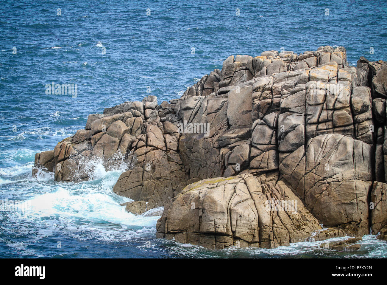 Ocean waves Spritzen gegen Küste Felsen, Scilly-inseln, Großbritannien Stockfoto