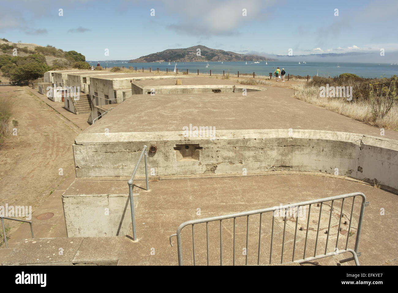 Blick in den Himmel, über das blaue Wasser San Francisco Bay auf Angel Island, konkrete Waffe Gruben, blau Akku Yates, Fort Baker, San Francisco Stockfoto