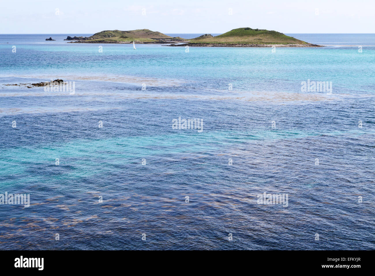 Fernsicht auf Segelboot küstennahe Inseln, Isles of Scilly, Vereinigtes Königreich Stockfoto