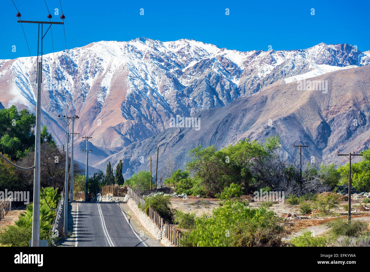 Straße schlängelt sich durch die Gebirgskette der Anden in der Nähe von La Serena, Chile Stockfoto