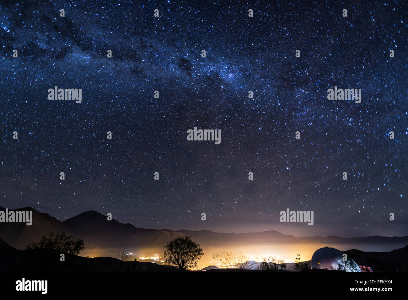 Blick auf die Milchstraße über das Elqui-Tal in Chile Stockfoto