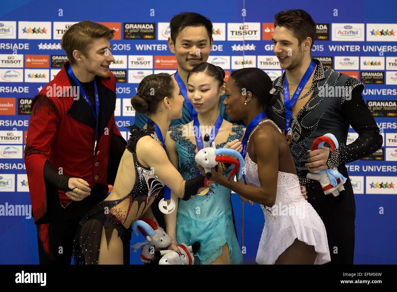 Granada, Spanien. 7. Februar 2015. Während der Verleihung der Paare Kür bei der 27. World Winter Universiade in Granada, Spanien, 7. Februar 2015 feiern Yu Xiaoyu (C-F) und Jin Yang (C zurück) mit Wettbewerbern. Das chinesische paar behauptete den Titel mit 181,92 Punkten in dem Fall, die erste Goldmedaille der chinesischen Delegation. Bildnachweis: Fei Maohua/Xinhua/Alamy Live-Nachrichten Stockfoto