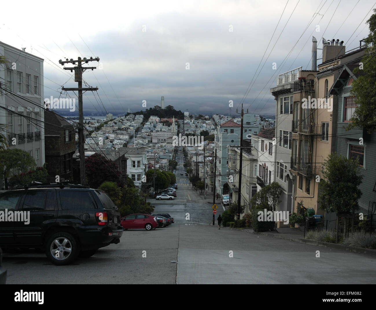 1 coit tower stehend telegraph hill center hintergrund Fotos und