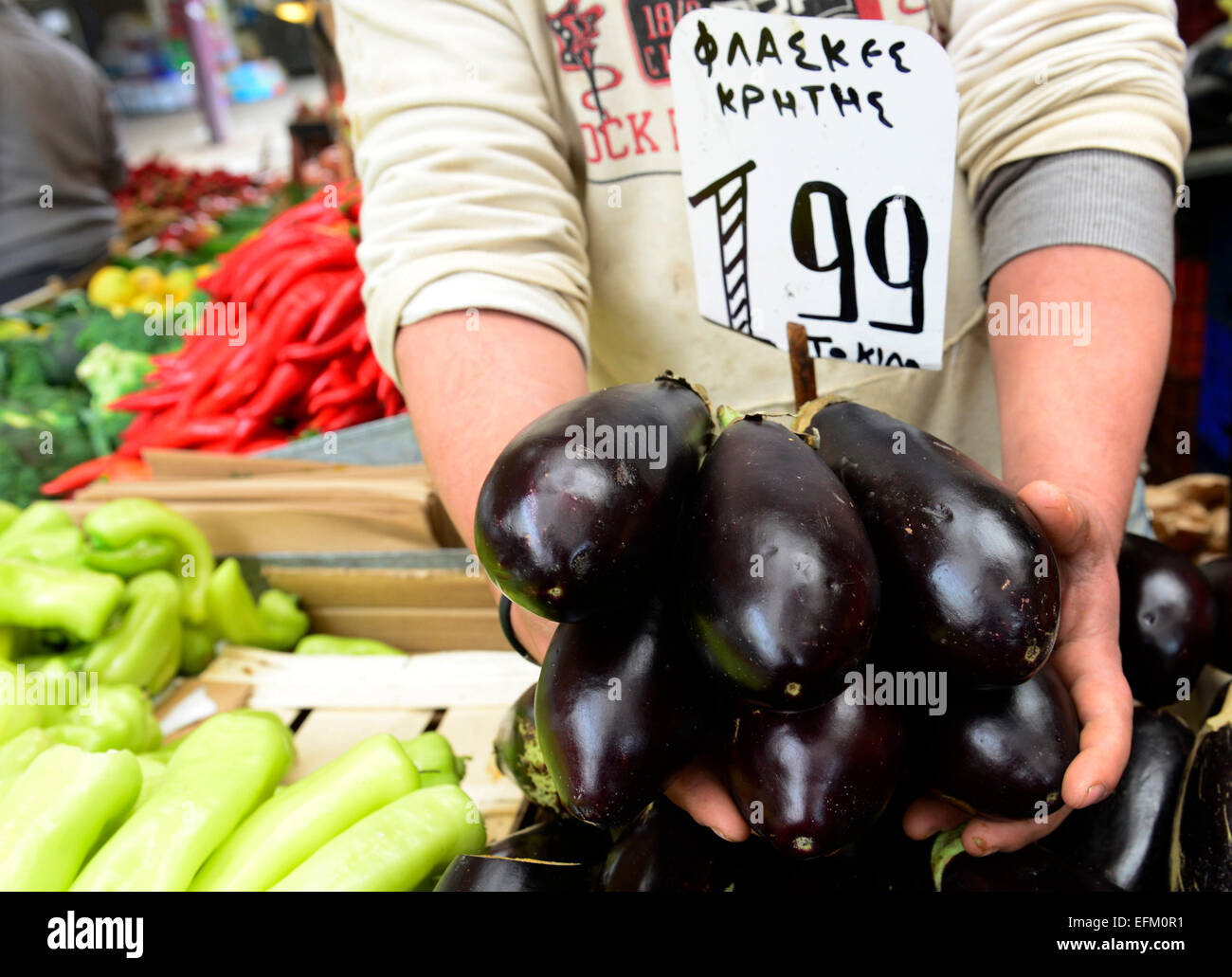 Frische Auberginen aus Kreta verkauft in den dynamischen Märkten von Athen. Stockfoto