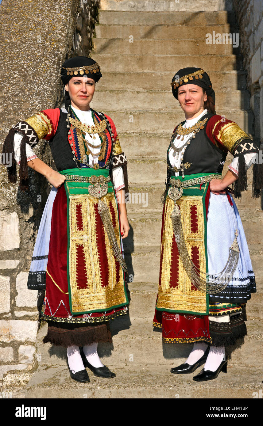 Stolz auf "Karagounes" (singular "Karagouna") von Palamas entfernt, in traditionellen Kostümen. Karditsa, Thessalien, Griechenland. Stockfoto