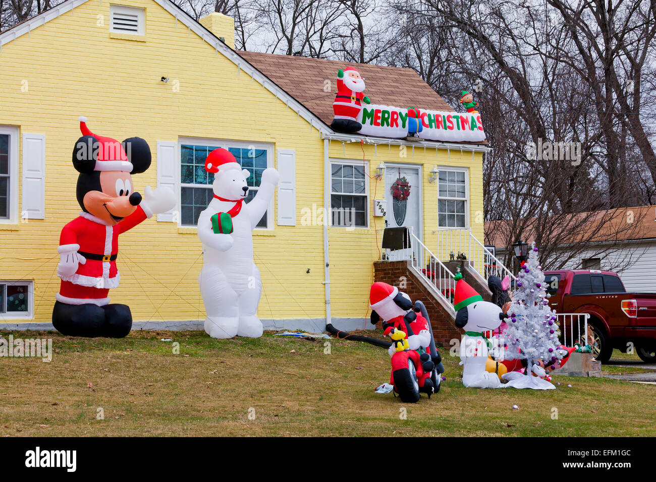 Outdoor-aufblasbare Weihnachtsbuchstaben auf Rasen - USA Stockfoto