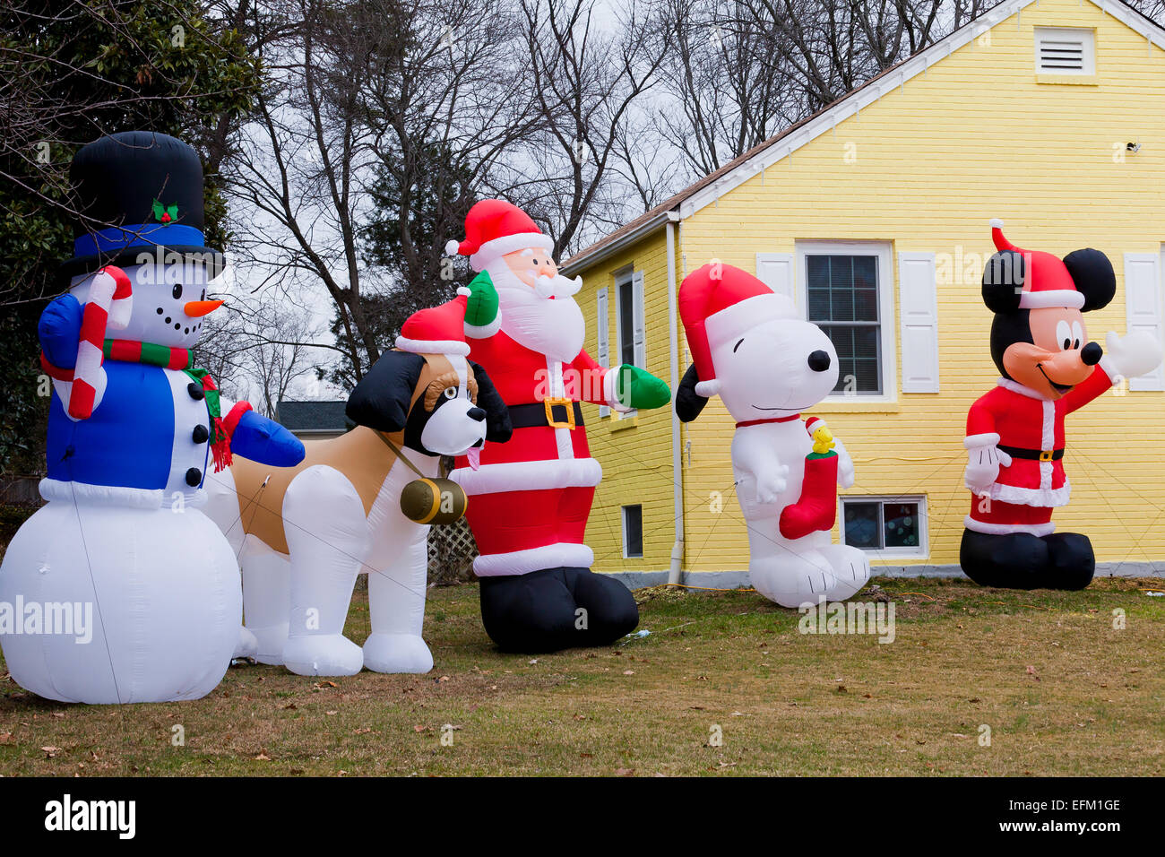 Outdoor-aufblasbare Weihnachtsbuchstaben auf Rasen - USA Stockfoto