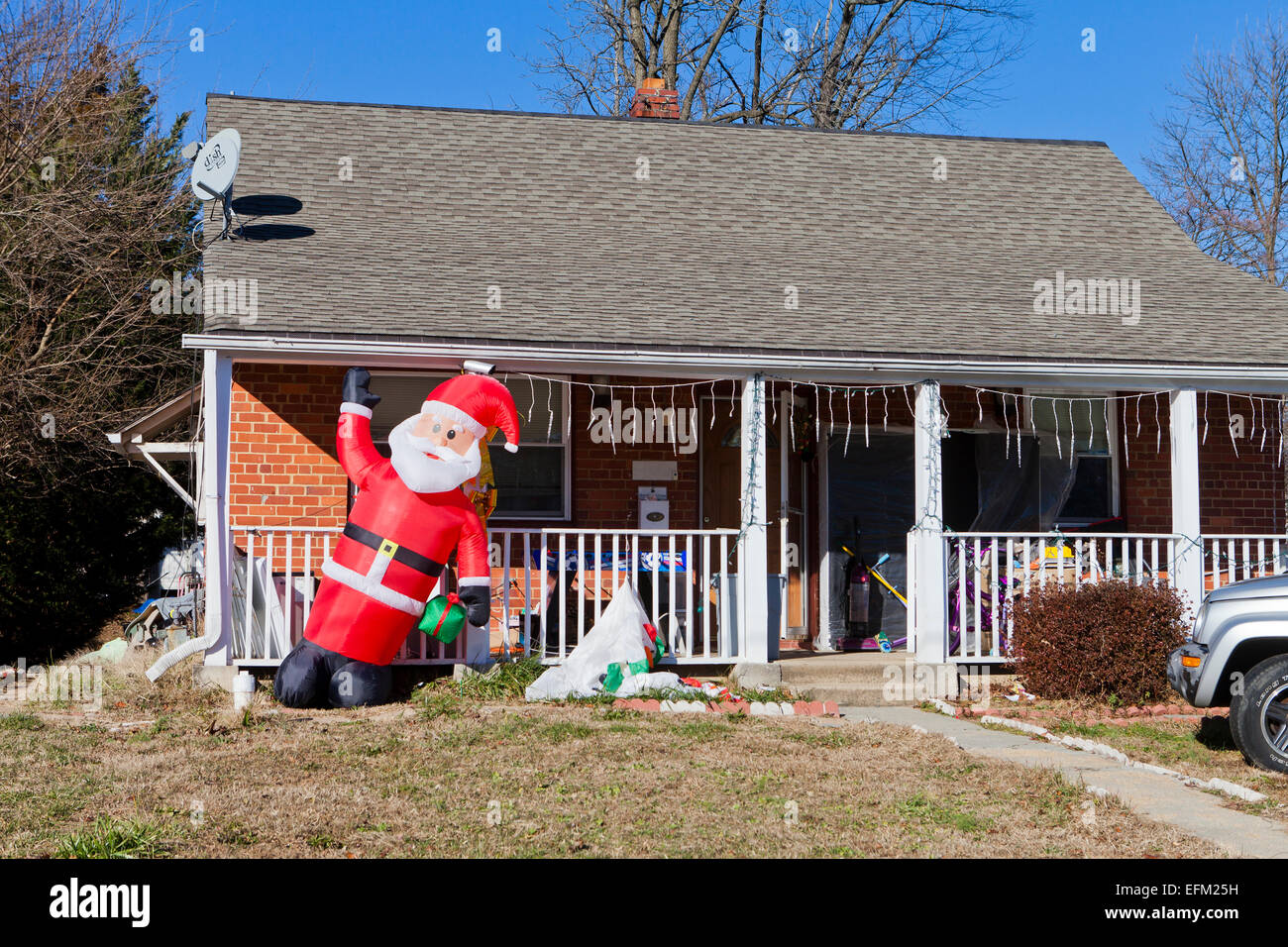 Outdoor-aufblasbarer Weihnachtsmann auf Rasen - USA Stockfoto