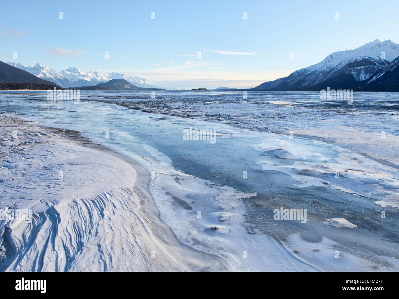 Geformte Schnee Windmuster und gefrorenen Fluss Eis am Chilkat River in der Nähe von Haines Alaska an einem sonnigen Tag. Stockfoto