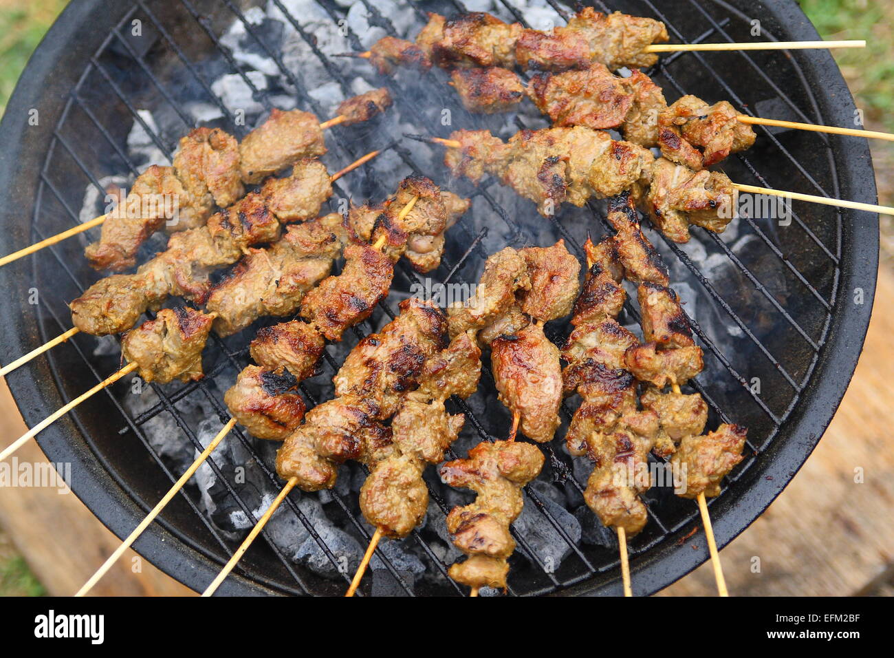 Satay auf Grill Grillen Stockfoto