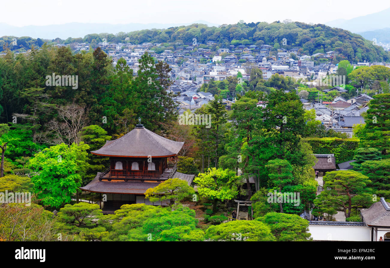 Kinkakuji Tempel (The Golden Pavilion) in Kyoto, Japan und seine umliegenden schönen park Stockfoto