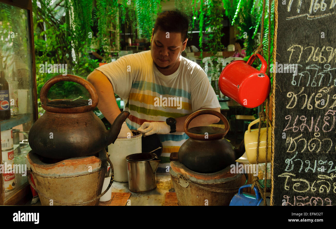 Mann macht Kaffee die traditionelle Lebensweise in Thailand Koh Kret Stockfoto