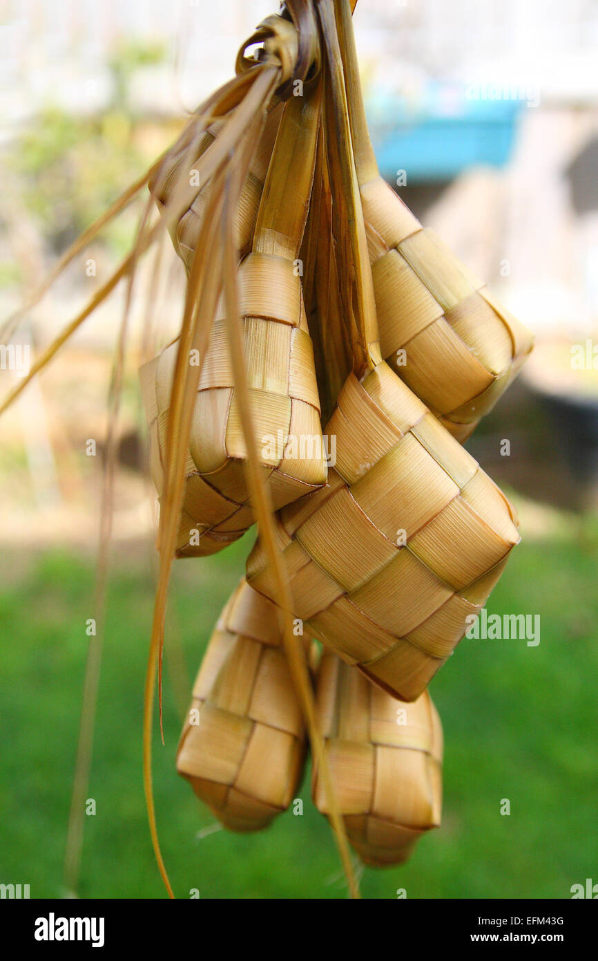 Ketupat, komprimierte Reiskuchen in gewebte Kokos-Blatt gegart Stockfoto