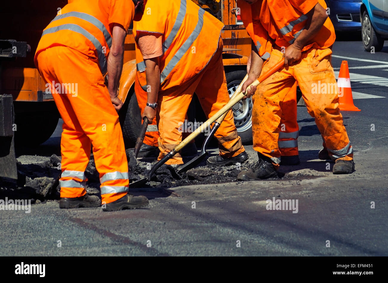 Bauarbeiter arbeiten auf den Straßenbau Stockfoto