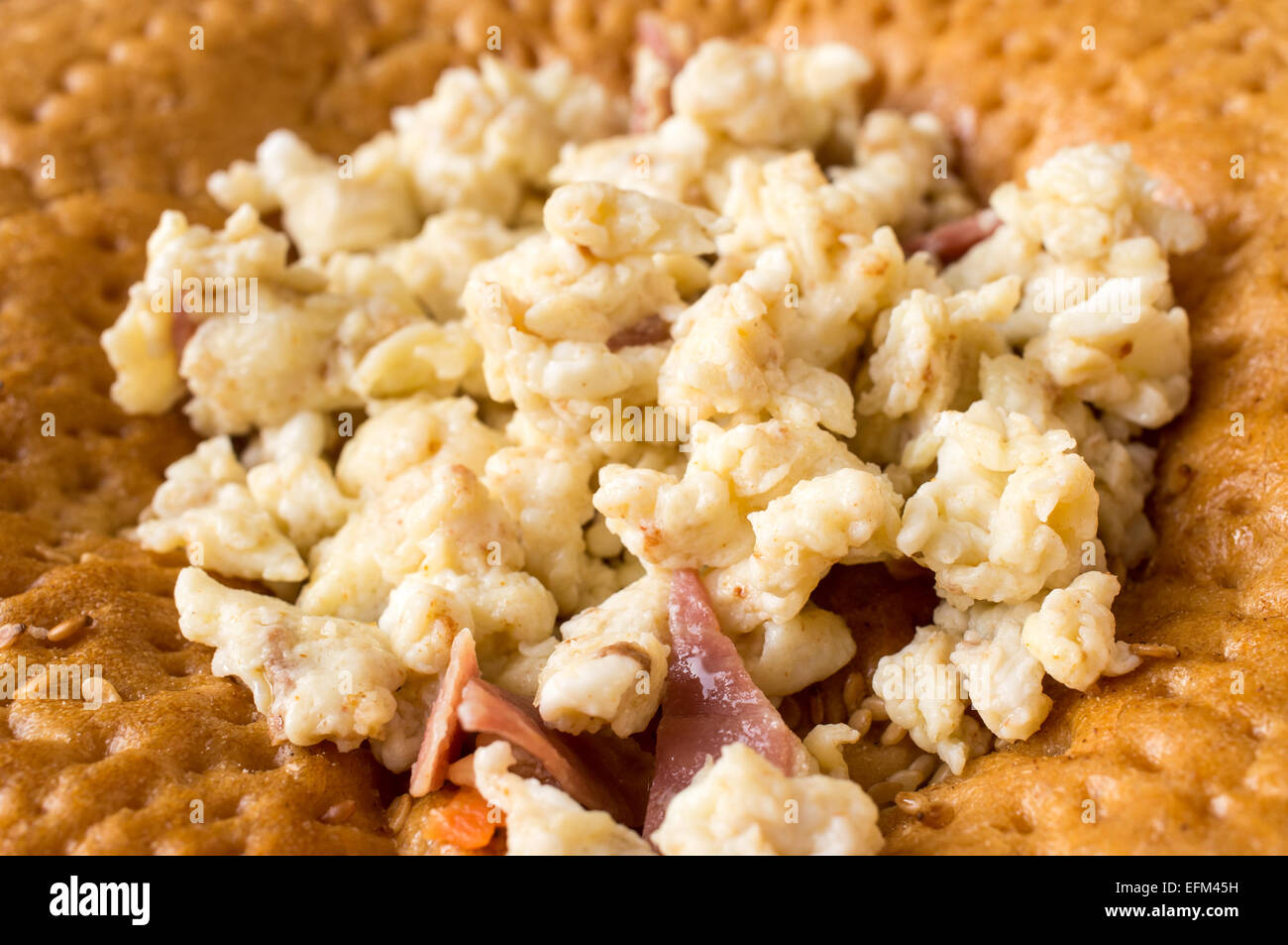 Sandwich, Tapas mit Rührei und Schinken Stockfoto