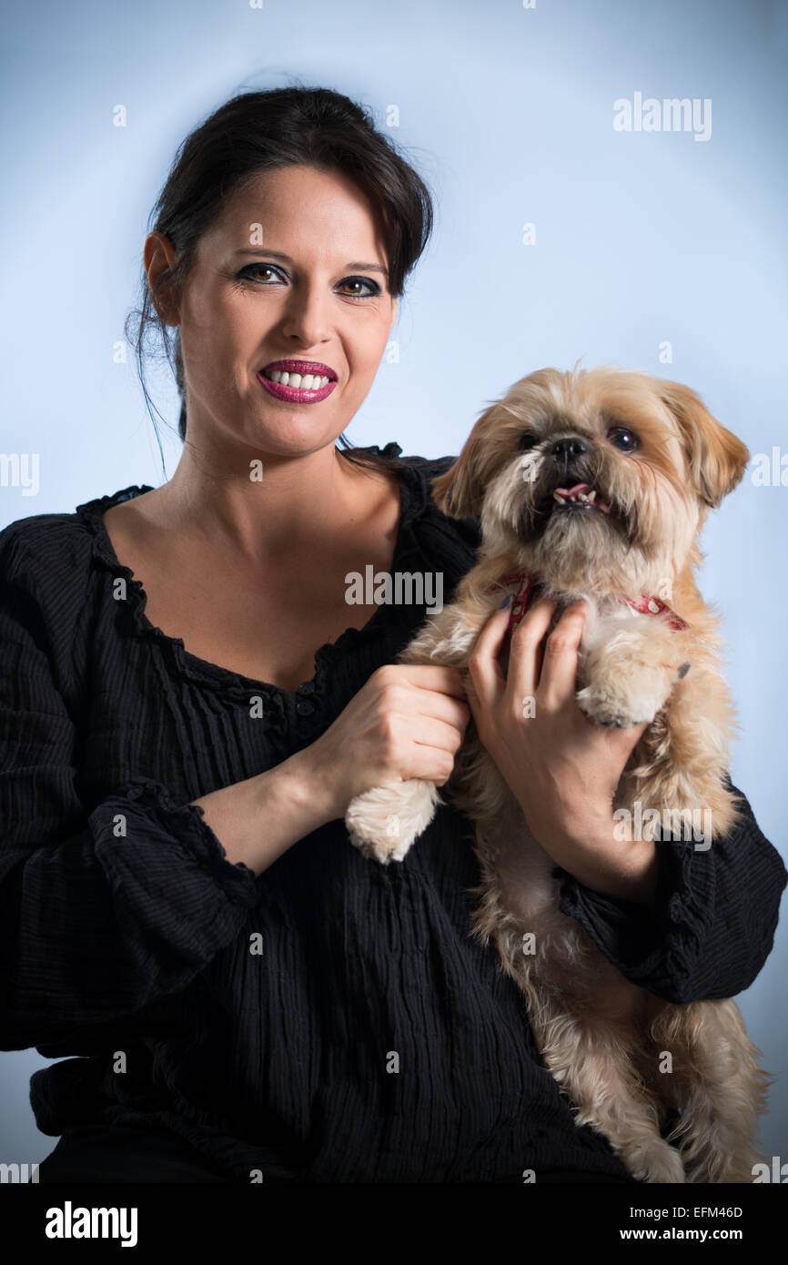 Frau posiert mit ihrem Hund Stockfoto
