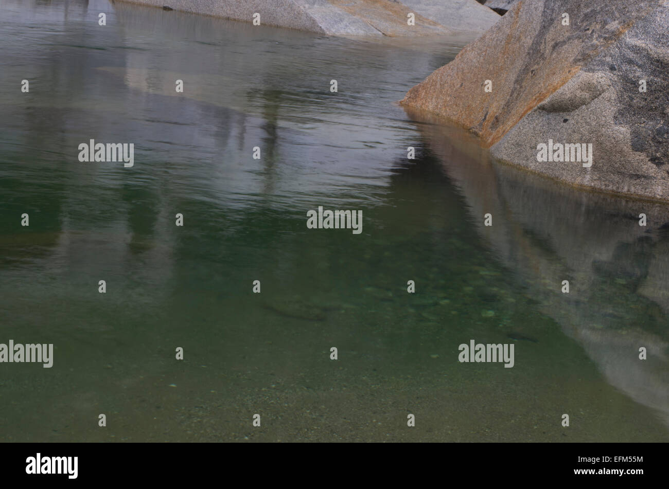 Spiegelglatten Wasser. Stockfoto