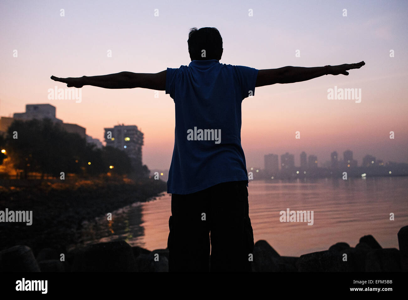 Morgen trainieren am Nariman Point Promenade entlang des Marine Drive in Mumbai, Indien. Stockfoto