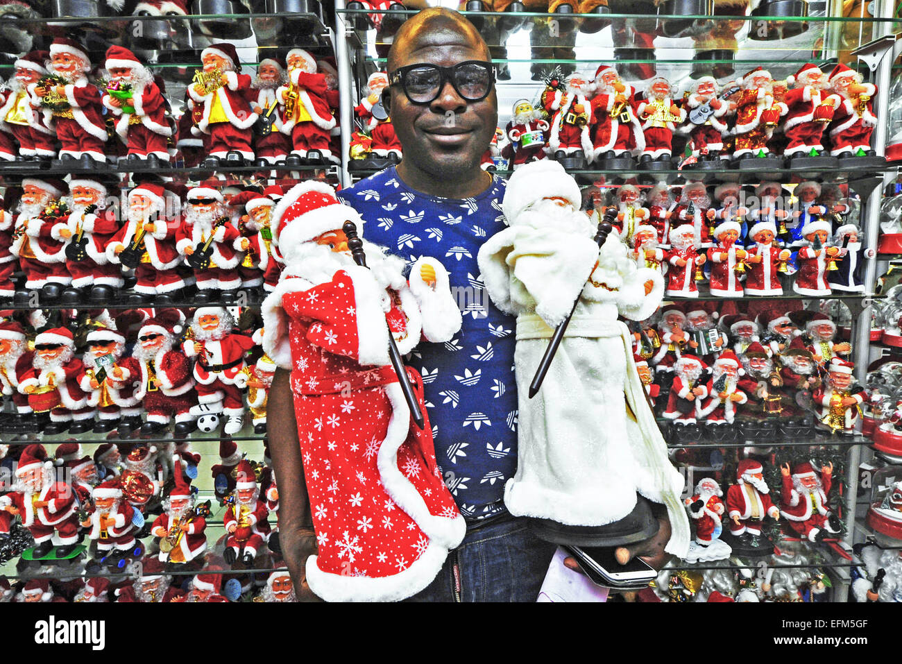 (150207)--HANGZHOU, 7. Februar 2015 (Xinhua)--nigerianischen Geschäftsmann posiert für Fotos mit dem Weihnachtsmann waren bestellte er bei der Yiwu International Trade Mart in Yiwu-Stadt in der ostchinesischen Provinz Zhejiang, 22. September 2014 Majek. Nach den jüngsten Statistiken von Yiwu Zoll veröffentlicht die insgesamt Export-Import Volumen von Yiwu erreichte 148,6 Milliarden Yuan (23,76 Milliarden US-Dollar) im Jahr 2014, 28,6 Prozent gegenüber dem Vorjahr erhöht. Die Exporte von Yiwu in 2014 erreichte 145,64 Milliarden Yuan (ca. 23,3 Milliarden US-Dollar), zunehmende 28,8 Prozent gegenüber dem Vorjahr und die Einfuhr von Yiwu im Jahr 2014 erreicht Stockfoto (150207)--HANGZHOU, 7. Februar 2015 (Xinhua)--nigerianischen Geschäftsmann posiert für Fotos mit dem Weihnachtsmann waren bestellte er bei der Yiwu International Trade Mart in Yiwu-Stadt in der ostchinesischen Provinz Zhejiang, 22. September 2014 Majek. Nach den jüngsten Statistiken von Yiwu Zoll veröffentlicht die insgesamt Export-Import Volumen von Yiwu erreichte 148,6 Milliarden Yuan (23,76 Milliarden US-Dollar) im Jahr 2014, 28,6 Prozent gegenüber dem Vorjahr erhöht. Die Exporte von Yiwu in 2014 erreichte 145,64 Milliarden Yuan (ca. 23,3 Milliarden US-Dollar), zunehmende 28,8 Prozent gegenüber dem Vorjahr und die Einfuhr von Yiwu im Jahr 2014 erreicht Stockfoto