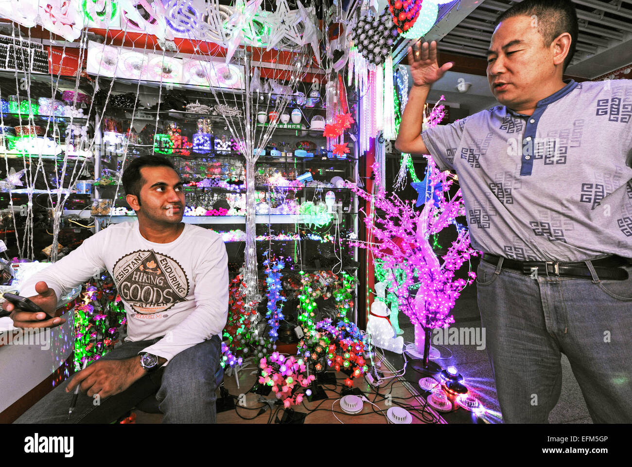 (150207)--HANGZHOU, 7. Februar 2015 (Xinhua)--chinesischer Geschäftsmann Li Huaqian (R) Bargins mit pakistanischen Geschäftsmann Universität im Yiwu International Trade Mart in Yiwu-Stadt in der ostchinesischen Provinz Zhejiang, 23. September 2014. Nach den jüngsten Statistiken von Yiwu Zoll veröffentlicht die insgesamt Export-Import Volumen von Yiwu erreichte 148,6 Milliarden Yuan (23,76 Milliarden US-Dollar) im Jahr 2014, 28,6 Prozent gegenüber dem Vorjahr erhöht. Die Exporte von Yiwu in 2014 erreichte 145,64 Milliarden Yuan (ca. 23,3 Milliarden US-Dollar), zunehmende 28,8 Prozent gegenüber dem Vorjahr und die Einfuhr von Yiwu im Jahr 2014 erreicht 2.96 b Stockfoto (150207)--HANGZHOU, 7. Februar 2015 (Xinhua)--chinesischer Geschäftsmann Li Huaqian (R) Bargins mit pakistanischen Geschäftsmann Universität im Yiwu International Trade Mart in Yiwu-Stadt in der ostchinesischen Provinz Zhejiang, 23. September 2014. Nach den jüngsten Statistiken von Yiwu Zoll veröffentlicht die insgesamt Export-Import Volumen von Yiwu erreichte 148,6 Milliarden Yuan (23,76 Milliarden US-Dollar) im Jahr 2014, 28,6 Prozent gegenüber dem Vorjahr erhöht. Die Exporte von Yiwu in 2014 erreichte 145,64 Milliarden Yuan (ca. 23,3 Milliarden US-Dollar), zunehmende 28,8 Prozent gegenüber dem Vorjahr und die Einfuhr von Yiwu im Jahr 2014 erreicht 2.96 b Stockfoto
