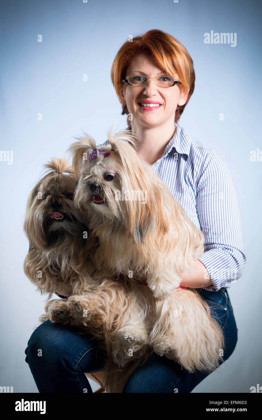 Frau posiert mit ihrem Hund Stockfoto