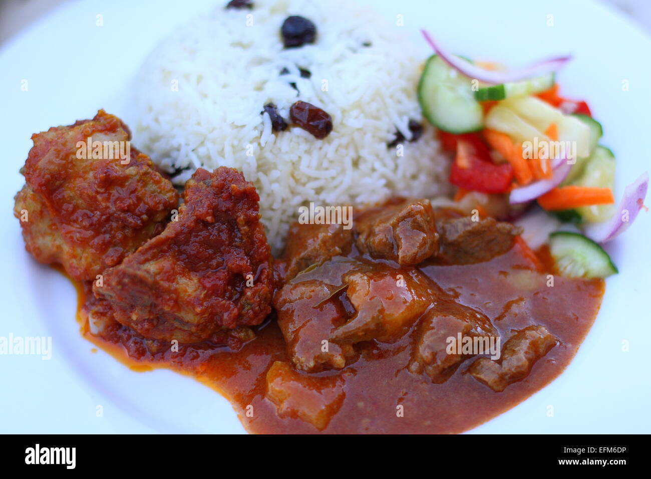 Malaysische Küche Nasi Minyak (duftende Reis) mit Rindfleisch-Curry, Hühnchen Sambal und Gurke und Ananas Salat Stockfoto