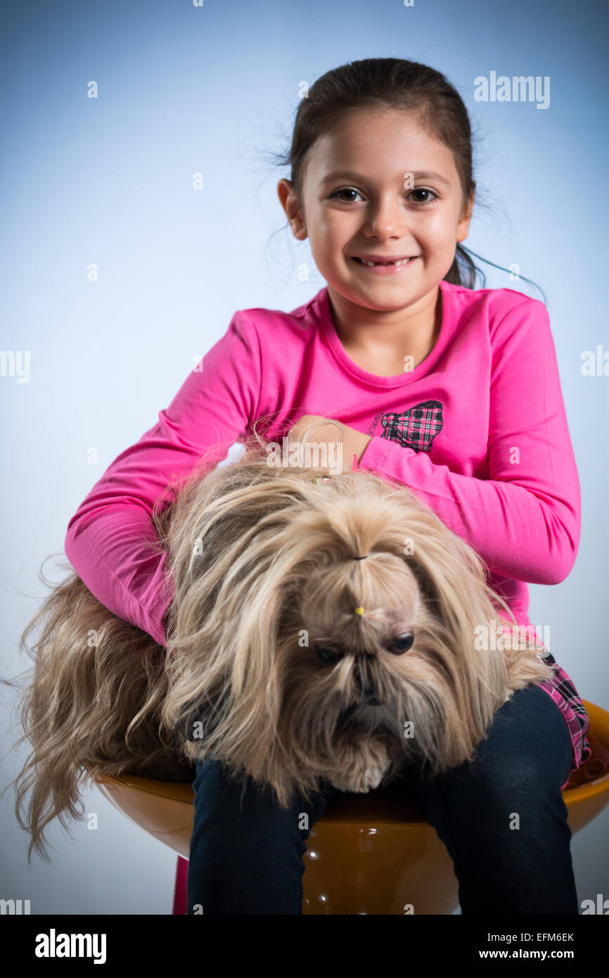 Mädchen posiert mit ihrem Hund Stockfoto