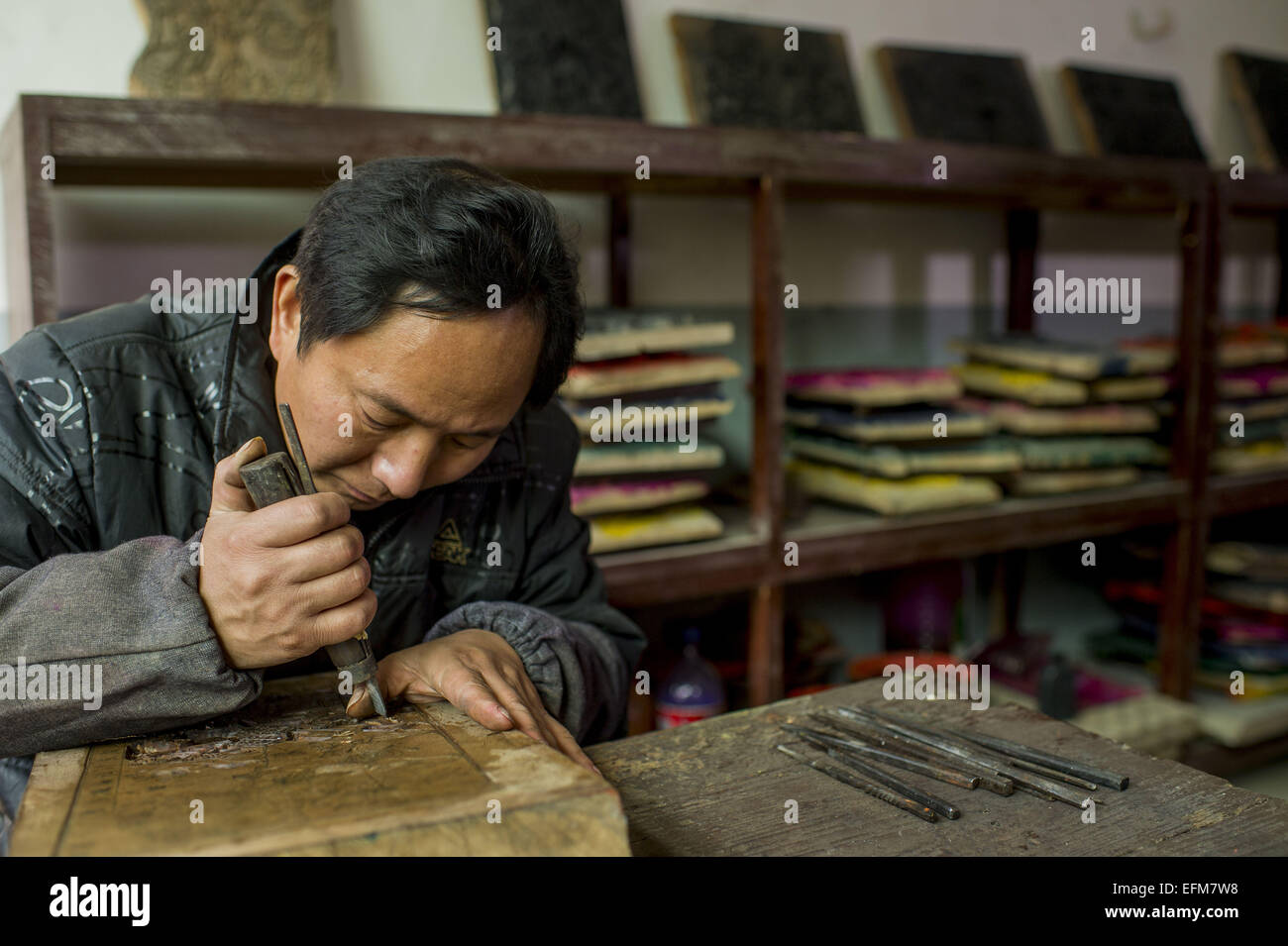 2. Dezember 2014 - (CHINA raus) nur für den Gebrauch außerhalb Chinas. Nicht zum Verkauf oder Ausstellung in China. HUNAN CHINA: den produzierenden Fortschritt der Holzschnitt Spring Festival Bilder. Frühling Festival Bilder zu drucken, müssen Handwerker das Bild in Holz und nach 20 weitere Schritte sehnen sich schließlich auf das Papier drucken. Nach Mr.Zhong Haixian, der Erbe des Handwerks, diese Arbeit muss geheim gehalten werden und kann nicht veröffentlicht werden. © SIPA Asien/ZUMA Draht/Alamy Live-Nachrichten Stockfoto