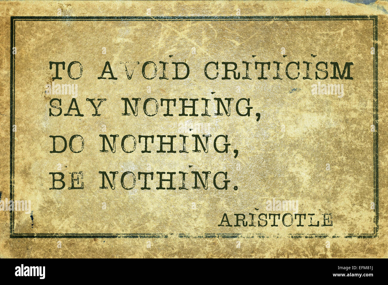 Zur Vermeidung von Kritik nichts sagen - der griechische Philosoph Aristotle Zitat auf Grunge Vintage Karton gedruckt Stockfoto