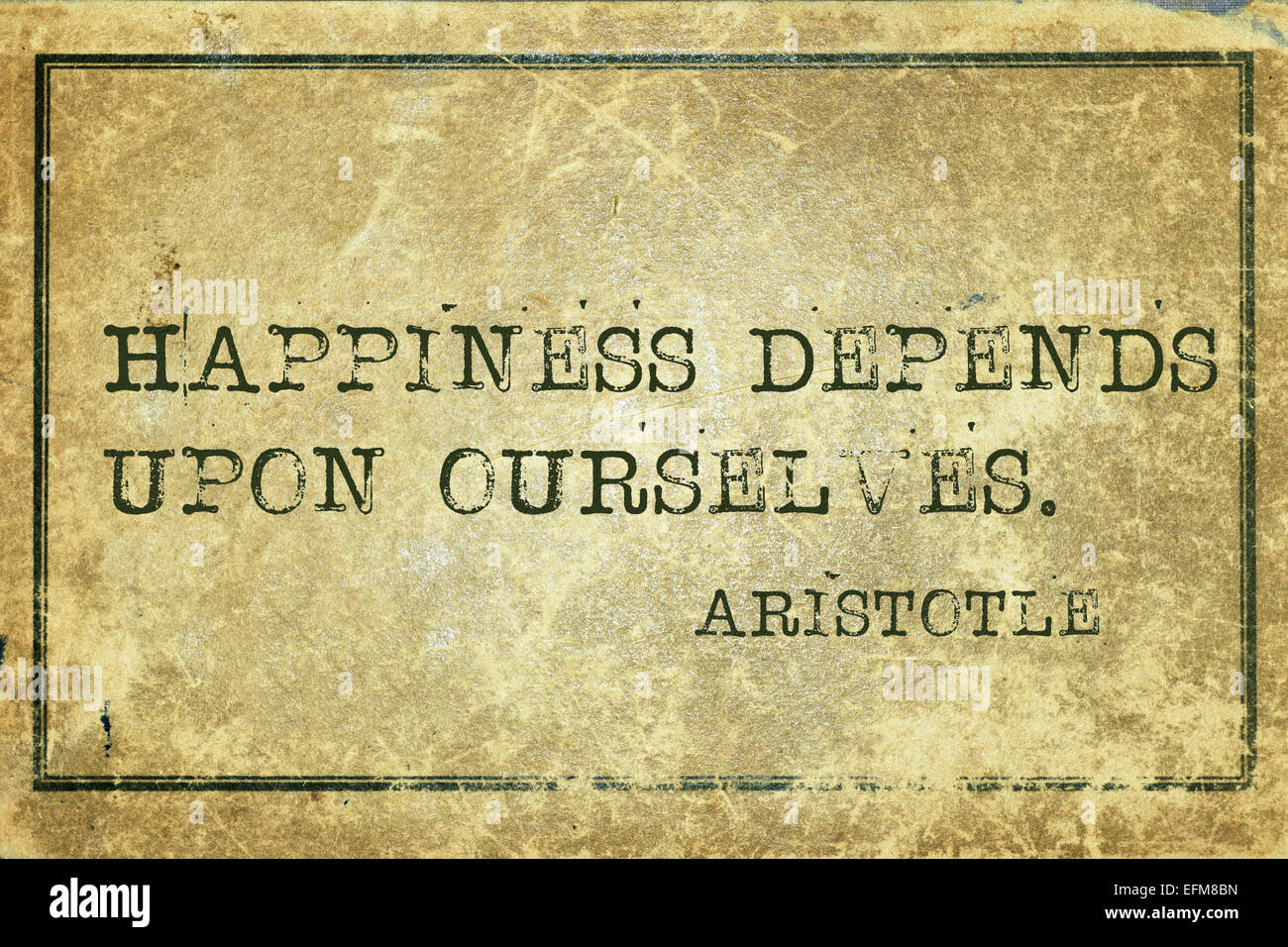 Glück hängt von uns selbst-antike griechische Philosoph Aristotle Zitat auf Grunge Vintage Karton gedruckt Stockfoto