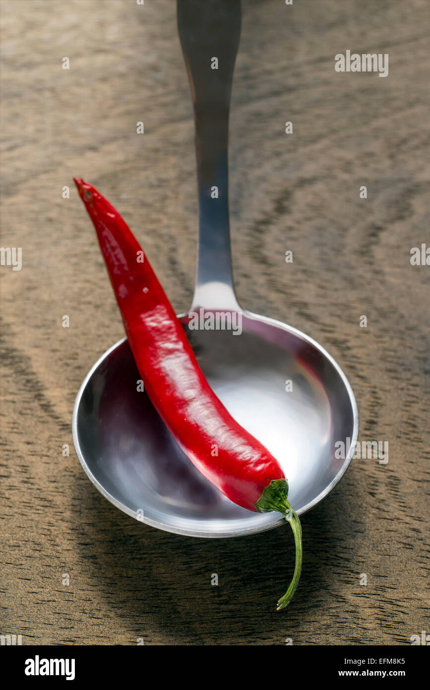 rote Paprika in einem Wagen auf einem Tisch Stockfoto