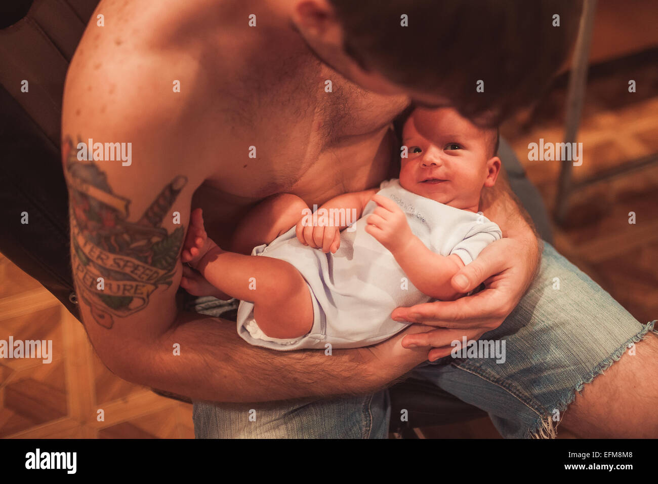 Neugeborenes Baby in Vaters Händen Stockfoto