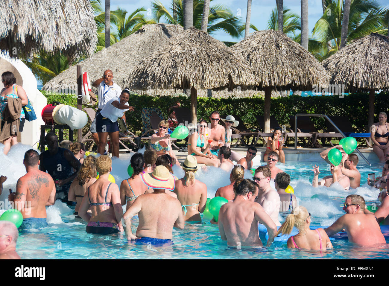 PUNTA CANA, DOMINIKANISCHE REPUBLIK. Urlauber in einem Schwimmbad Schaumparty. 2015. Stockfoto