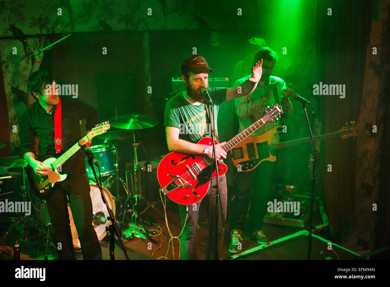 Indie-Rock-Gruppe die Phantom-Band im Konzert in der Deaf Institute, Manchester, UK, 6. Februar 2015. Angeführt von Sänger Rick Anthony. Stockfoto