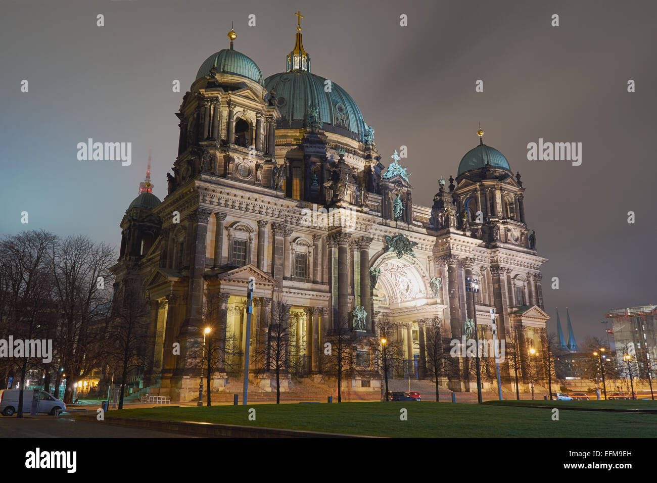Evangelische Kathedrale Fassade in Berlin bei Nacht Stockfoto