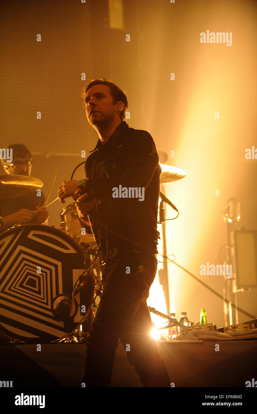 Wolverhampton, UK. 6. Februar 2015. Die Kaiser Chiefs live in Wolverhampton Civic Hall, Ricky Wilson führt und steht in Flammen. Bildnachweis: Malcolm Brice/Alamy Live-Nachrichten Stockfoto