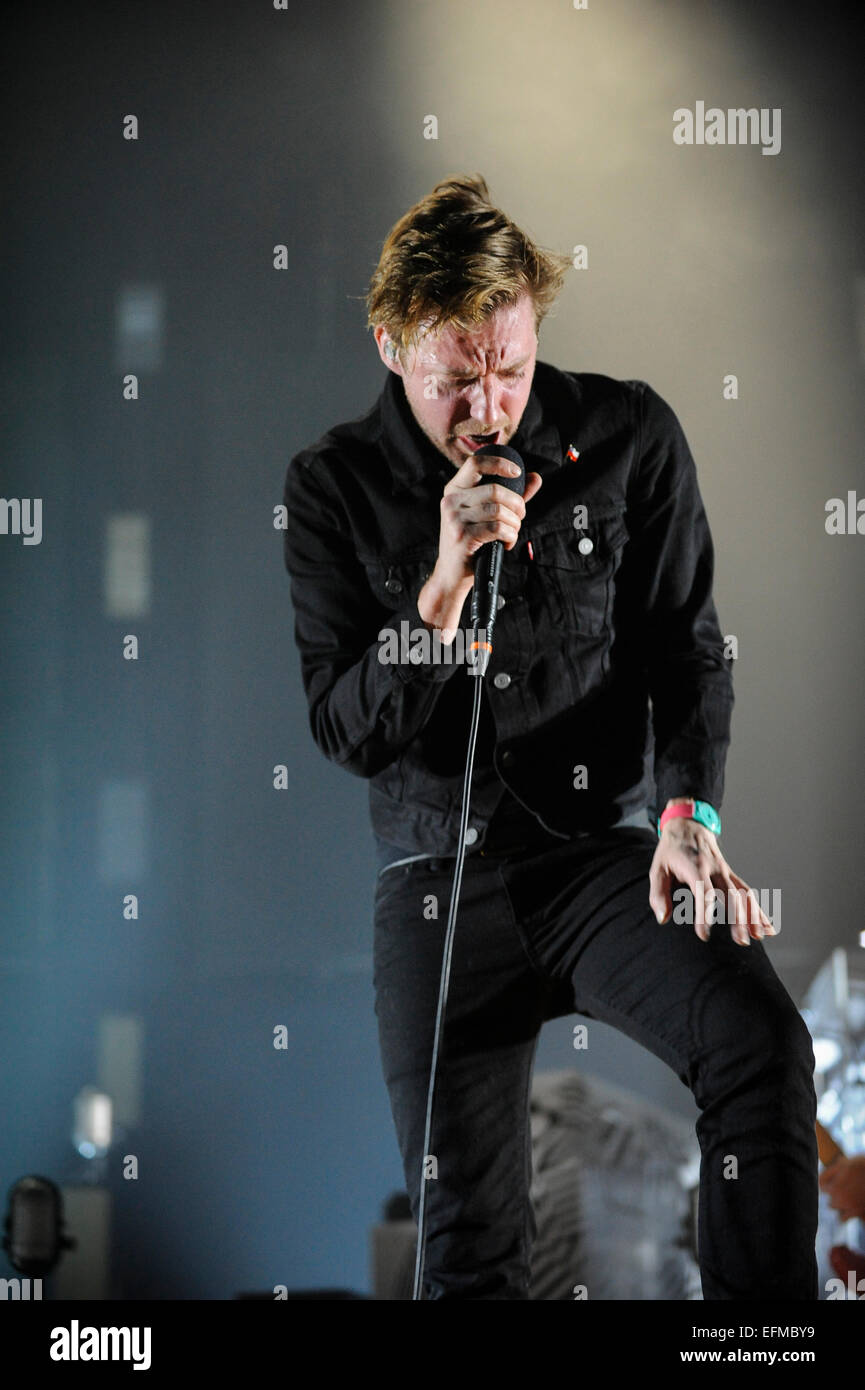 Wolverhampton, UK. 6. Februar 2015. Die Kaiser Chiefs live in Wolverhampton Civic Hall, Ricky Wilson führt und steht in Flammen. Bildnachweis: Malcolm Brice/Alamy Live-Nachrichten Stockfoto