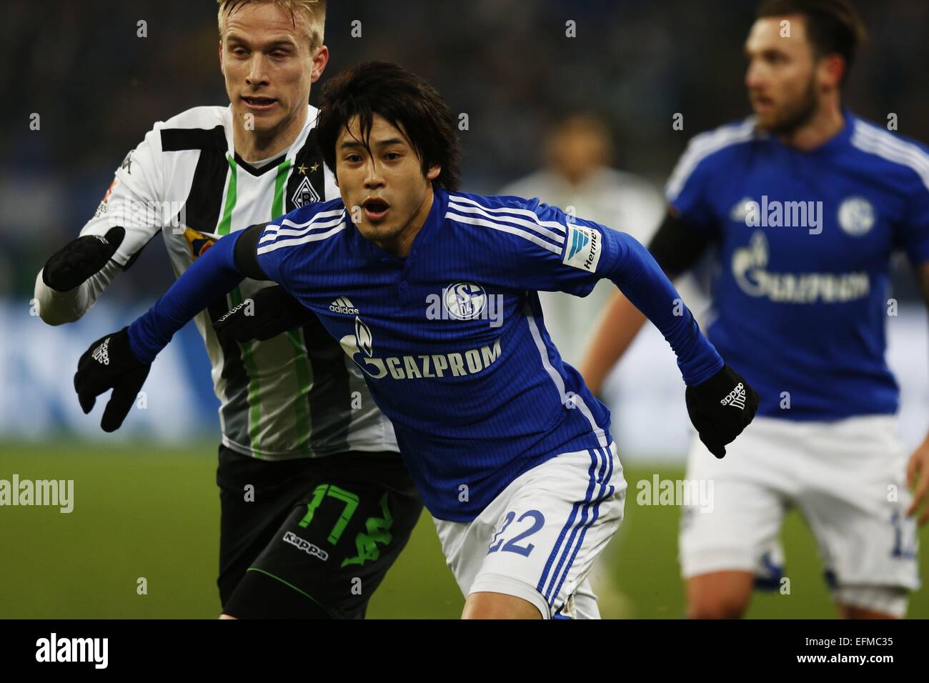 Gelsenkirchen, Deutschland. 6. Februar 2015. (L-R) Oscar Wendt (Mönchengladbach), Atsuto Uchida (Schalke) Fußball: Deutsche "Bundesliga" match zwischen FC Schalke04 1-0 Borussia Mönchengladbach in der Veltins-Arena in Gelsenkirchen, Deutschland. © Mutsu Kawamori/AFLO/Alamy Live-Nachrichten Stockfoto