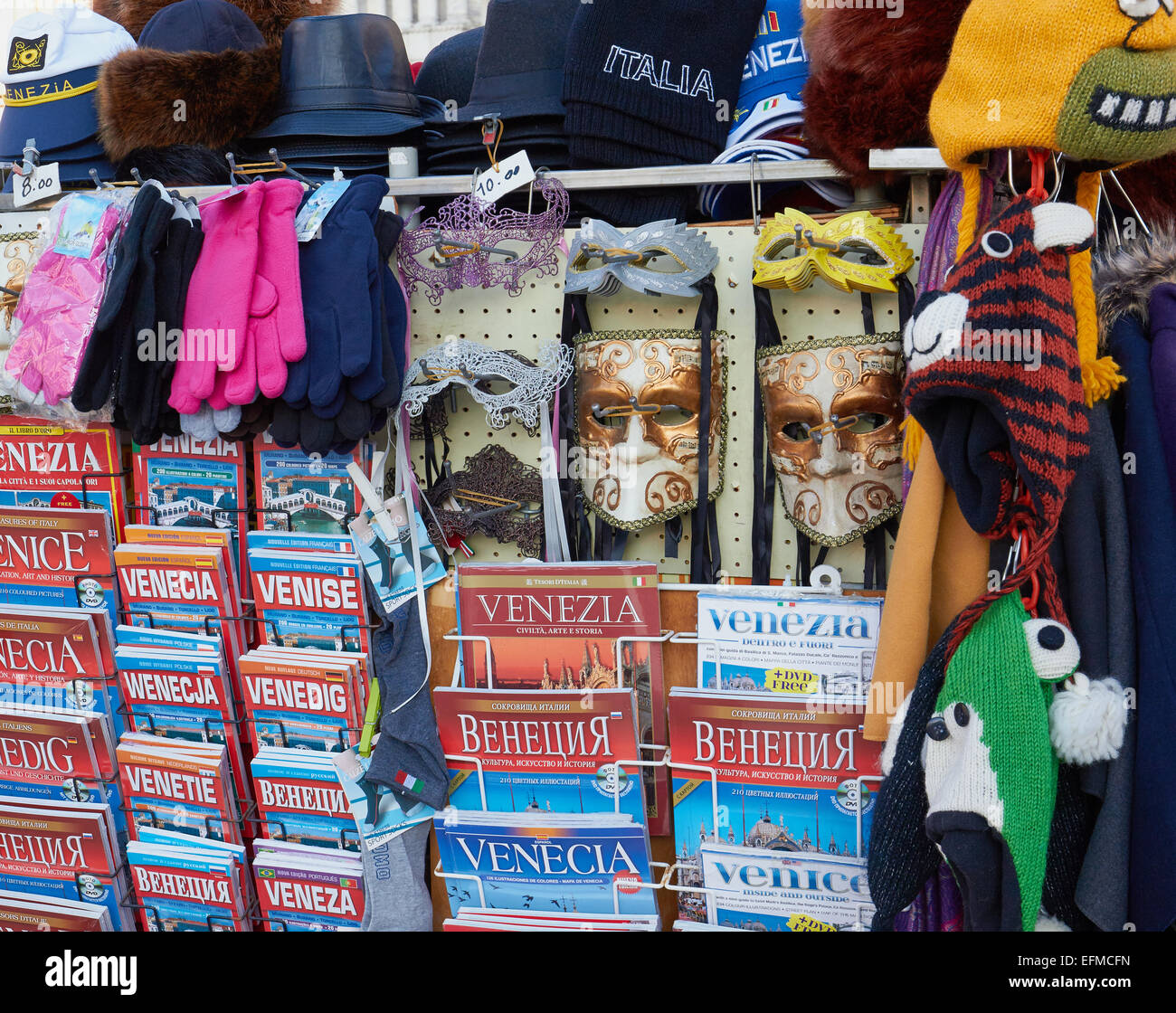 Souvenir-Ratgeber und Hut stall Piazza San Marco Venedig Veneto Italien Europa Stockfoto