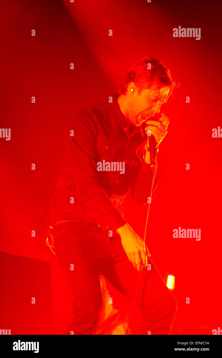 Wolverhampton, UK. 6. Februar 2015. Die Kaiser Chiefs live in Wolverhampton Civic Hall, Ricky Wilson führt und steht in Flammen. Bildnachweis: Malcolm Brice/Alamy Live-Nachrichten Stockfoto