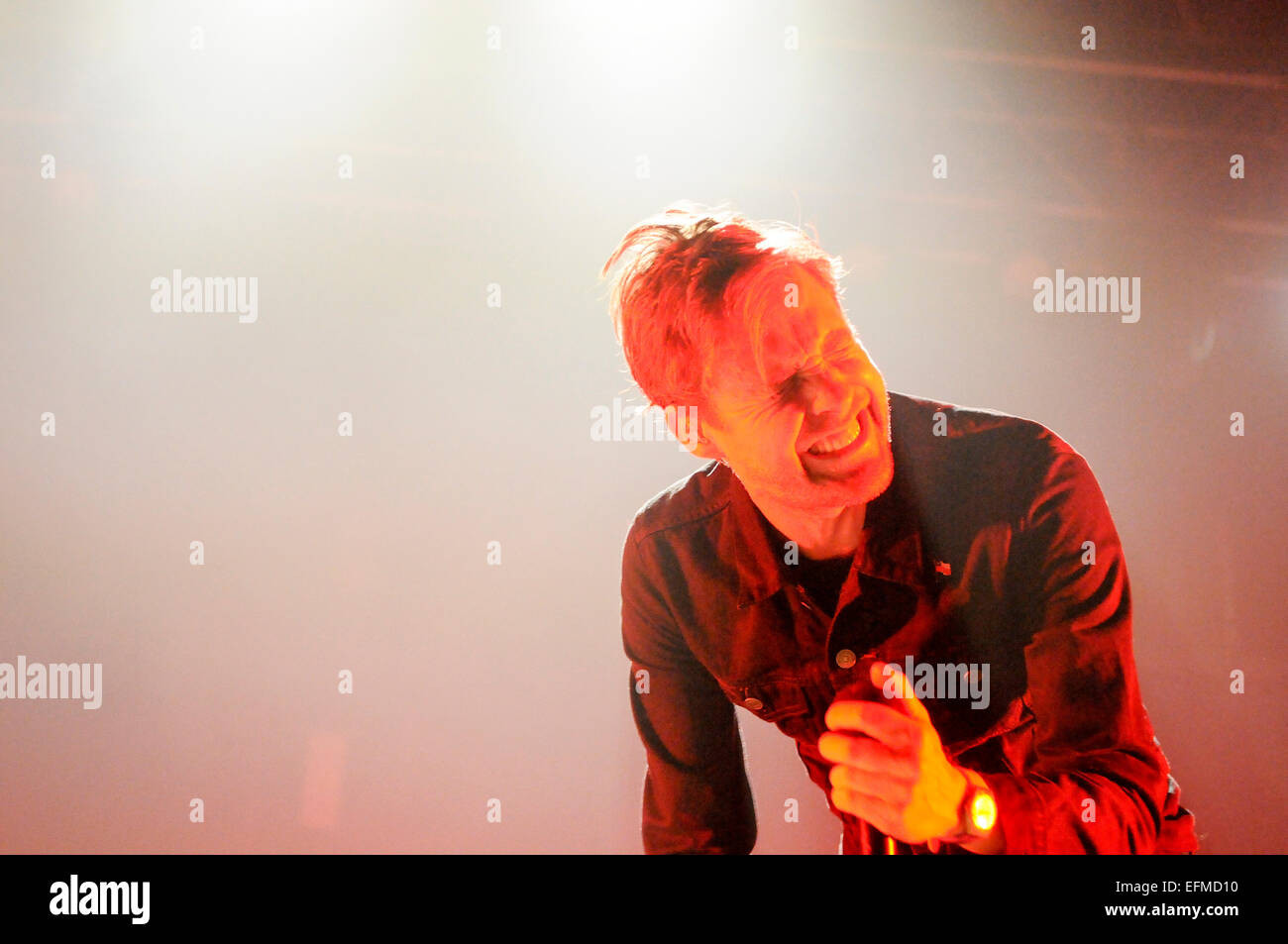 Wolverhampton, UK. 6. Februar 2015. Die Kaiser Chiefs live in Wolverhampton Civic Hall, Ricky Wilson führt und steht in Flammen. Bildnachweis: Malcolm Brice/Alamy Live-Nachrichten Stockfoto