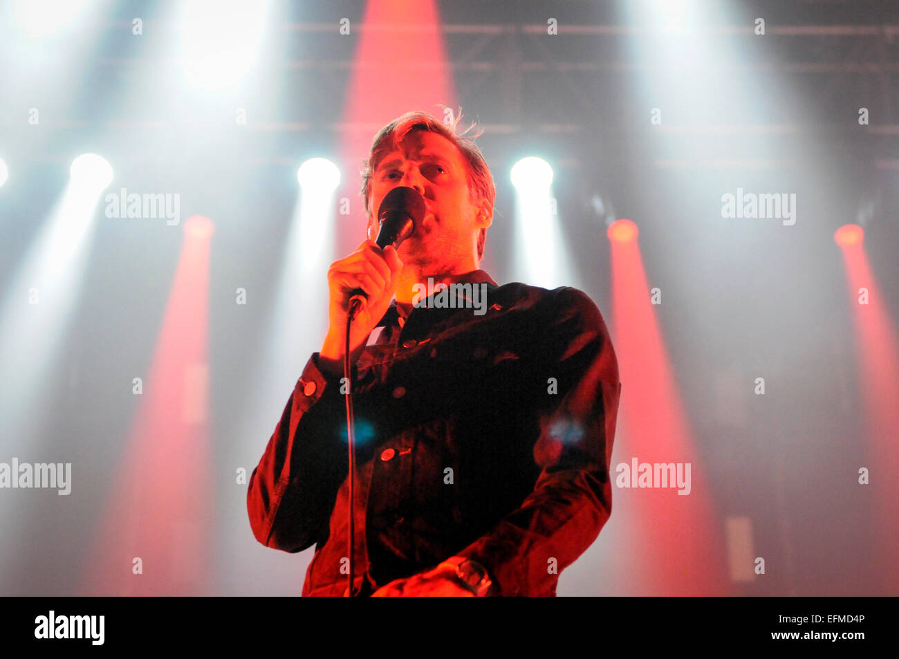 Wolverhampton, UK. 6. Februar 2015. Die Kaiser Chiefs live in Wolverhampton Civic Hall, Ricky Wilson führt und steht in Flammen. Bildnachweis: Malcolm Brice/Alamy Live-Nachrichten Stockfoto