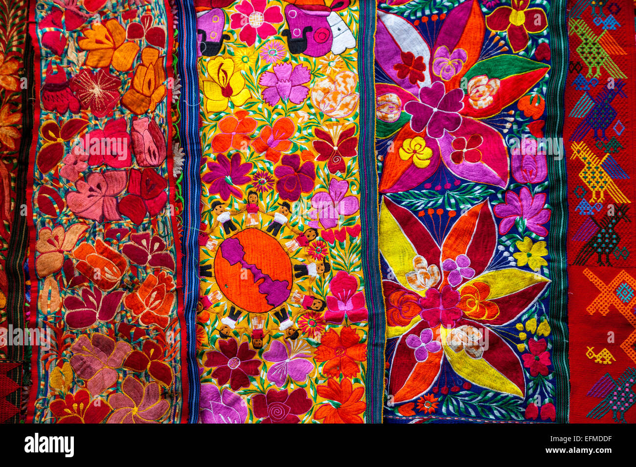 Chichicastenango, Guatemala.  Bunten Wandbehang zum Verkauf auf dem Markt. Stockfoto