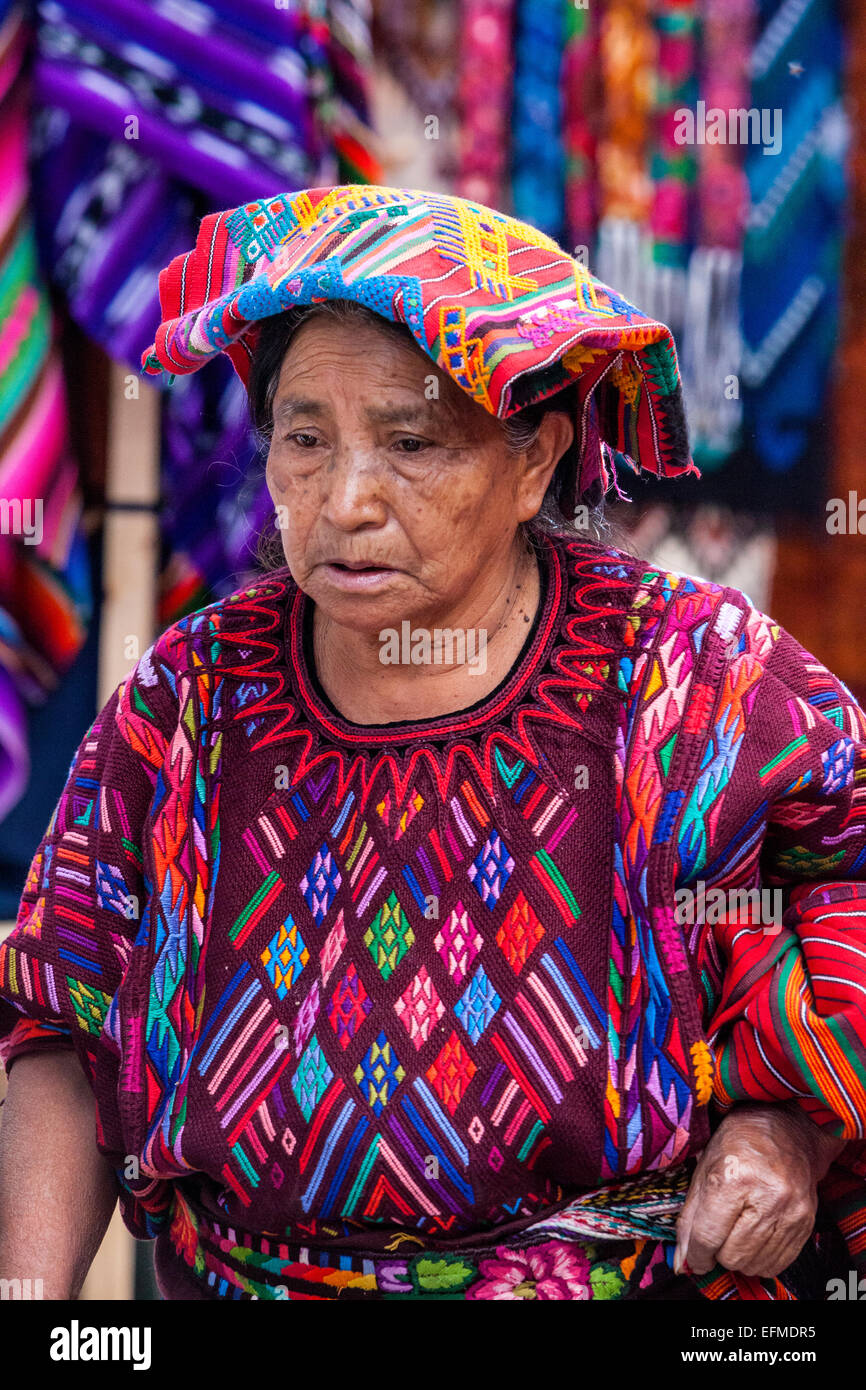 Chichicastenango, Guatemala. Quiche (Kiche, k ' iche ') Frau auf dem Markt,  die traditionelle Kleidung zu tragen Stockfotografie - Alamy