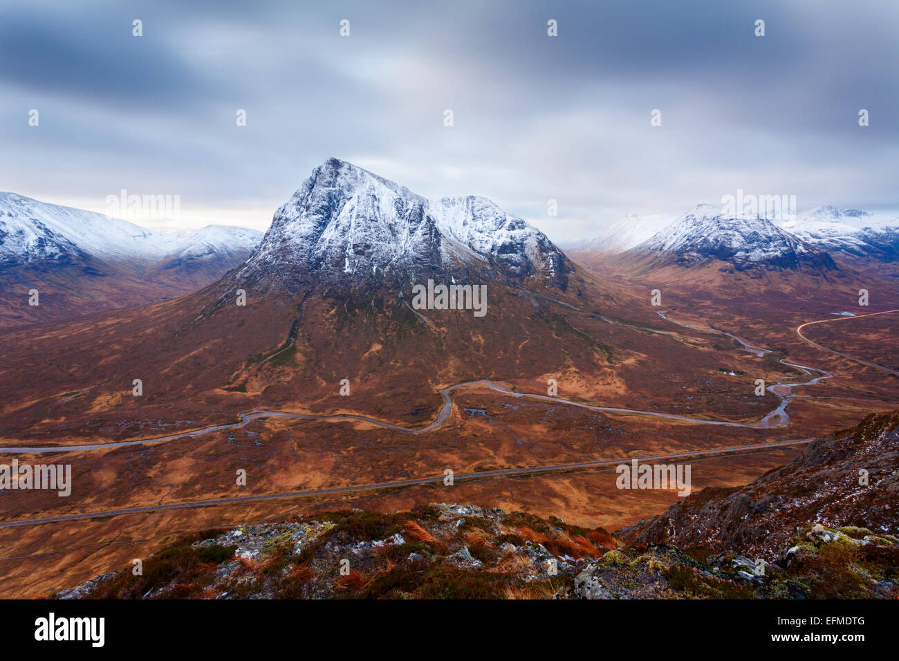 Die Aussicht vom Beinn a'Chrulaiste über die mächtigen Buachaille Etive Mor Der Fluss Coupal mäandernden ersichtlich Stockfoto