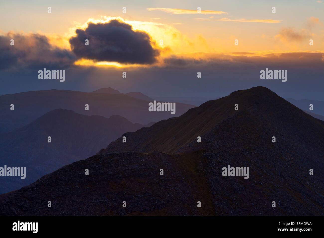 Crepescular Strahlen über An Teallach, wie von einer schnell bewegende Wolke die Sonne verdeckt wird. Stockfoto