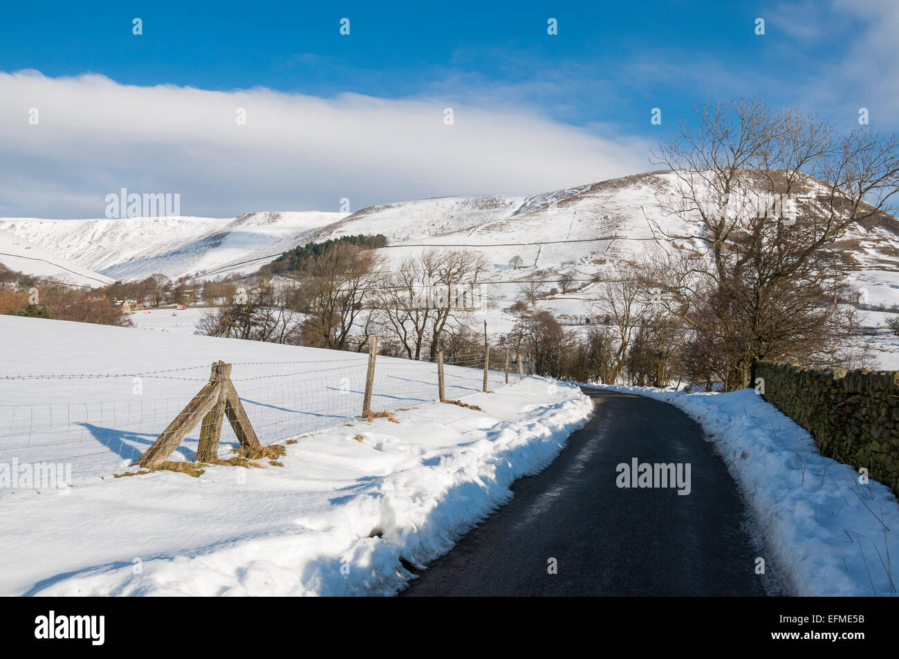 Weg zum oberen stand im Edale Tal an einem sonnigen, verschneiten Wintertag. Stockfoto