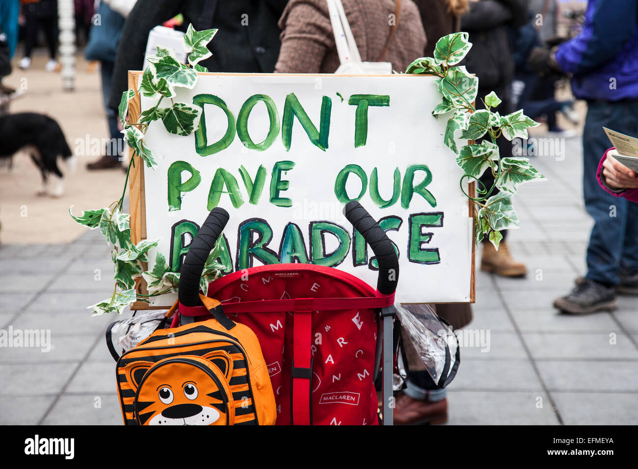 Bristol, UK. 7. Februar 2015. Demonstranten, die Bäume, besetzt haben, verhindern ein Bau-Projekt beginnen, nahm ihren Protest auf die Straße in Bristol.  Sie sind gegen ein neues Bus-System, das die Zerstörung von Grünflächen sehen werden, die derzeit durch die Gemeinde Projekt, Feed Bristol und Bewohner Kleingärten genutzt wird. Demonstranten haben in den Bäumen für sechs Tage auf dem Land im Besitz der Rat in Stapleton camping. Metrobus ist ein kontroverses, £200 M Entwurf zur Verbesserung der Verkehrsverbindungen in Bristol. 7. Februar 2015. Bristol, UK. Bildnachweis: Redorbital Fotografie/Alamy Live-Nachrichten Stockfoto