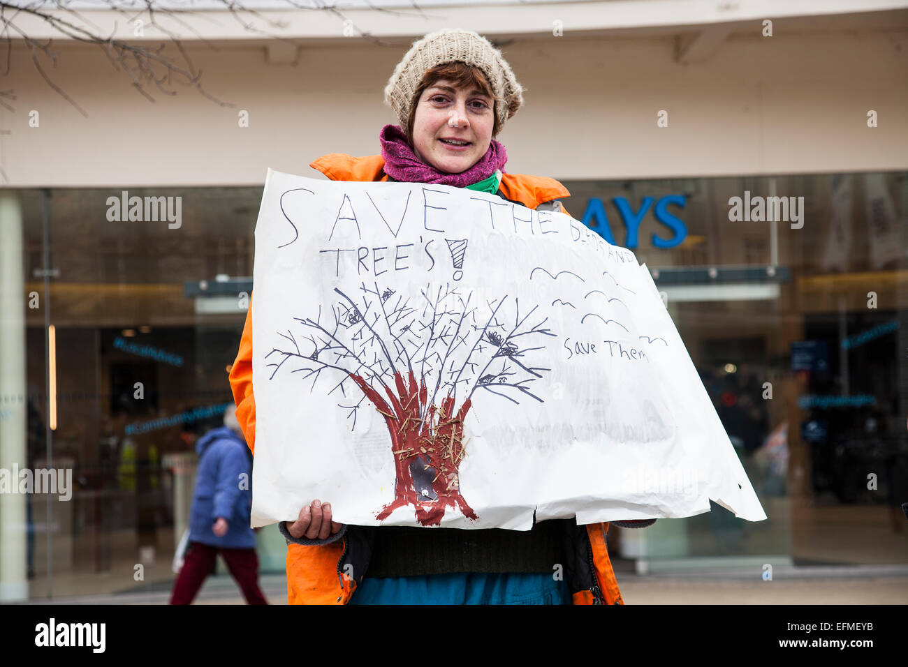 Bristol, UK. 7. Februar 2015. Demonstranten, die Bäume, besetzt haben, verhindern ein Bau-Projekt beginnen, nahm ihren Protest auf die Straße in Bristol.  Sie sind gegen ein neues Bus-System, das die Zerstörung von Grünflächen sehen werden, die derzeit durch die Gemeinde Projekt, Feed Bristol und Bewohner Kleingärten genutzt wird. Demonstranten haben in den Bäumen für sechs Tage auf dem Land im Besitz der Rat in Stapleton camping. Metrobus ist ein kontroverses, £200 M Entwurf zur Verbesserung der Verkehrsverbindungen in Bristol. 7. Februar 2015. Bristol, UK. Bildnachweis: Redorbital Fotografie/Alamy Live-Nachrichten Stockfoto