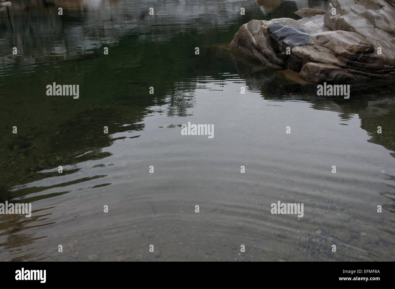 Wellen in den Fluss. Stockfoto